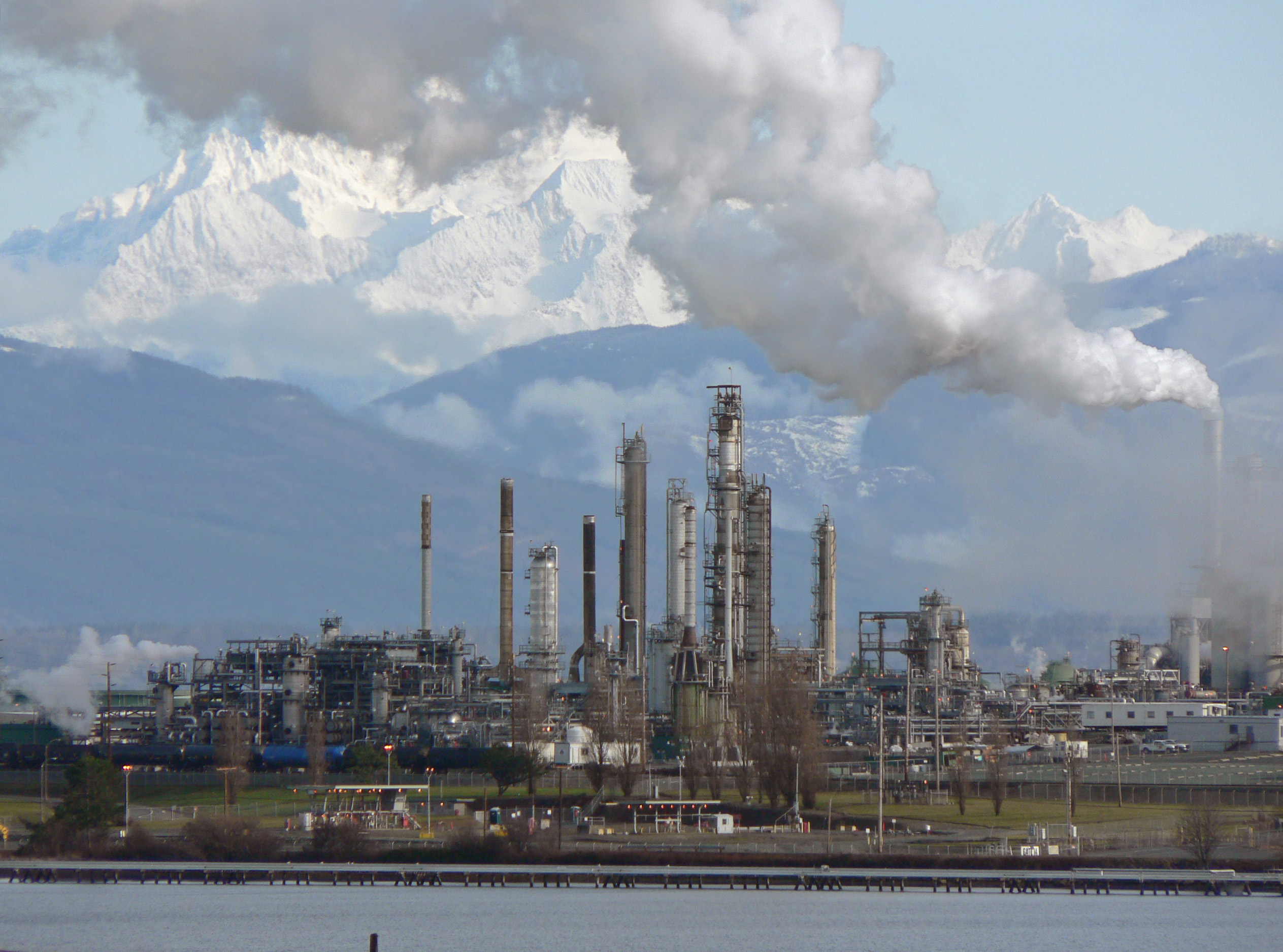 https://upload.wikimedia.org/wikipedia/commons/5/51/Anacortes_Refinery_31911.JPG